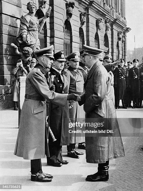 Adolf Hitler begrüsst den ehemaligenösterreichischen Feldmarschall vonBöhm-Ermolli. Rechts Erich Raeder undWalther von Brauchitsch