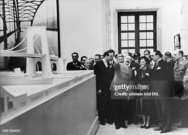 'Erste Deutsche Architektur - und Kunsthandwerk - Ausstellung' im Haus der Deutschen Kunst in München: Adolf Hitler bei einem Rundgang mit dem...