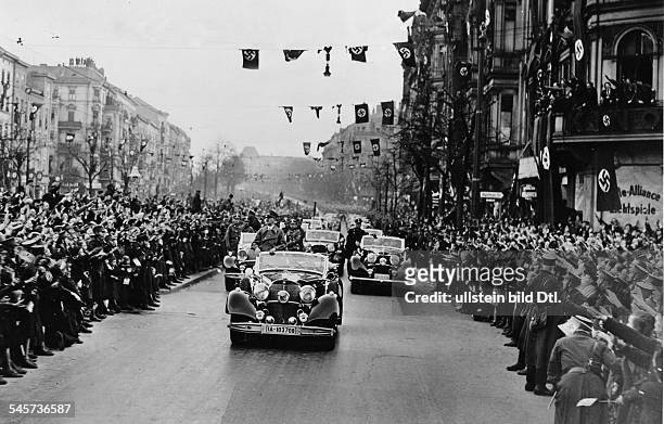 Politics, return Hilters from Wien after annexation: Adolf Hitler during drive to the Reichskanzlei in 'Belle-Alliance-Strasse', Berlin- - Published...