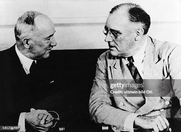 Edvard Benes, Präsident dertschechoslowakischen Exilregierung, im Weissen Haus in Washingtonim Gespräch mit Präsident Franklin D.Roosevelt- Mai oder...