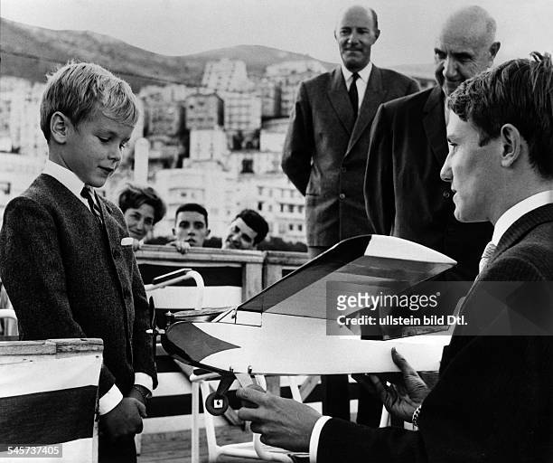 Albert II. *-Fuerst von Monaco 2005- Albert, Prinz von Monaco, als Kind mit einem Modellflugzeug- 1966
