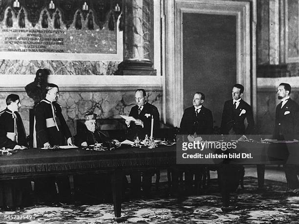 Unterzeichnung der Verträge im Papstsaaldes apostolischen Lateranpalastes in Rom;Benito Mussolini während seiner Ansprache;in der Gruppe nach...
