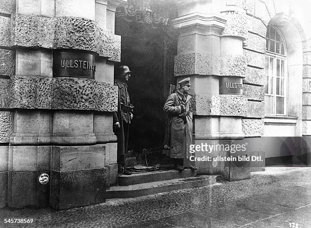 Posten vor dem Ullstein-Haus, nachdessen Räumung durch Anhänger desSpartakusbundes- Januar 1919Foto: A.&E. Frankl