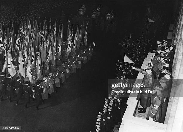 Wiederholung des Fackelzuges vom 30.01.33 durch die SA: Vorbeimarsch vor der neuen Reichskanzlei in der Wilhelmstrasse, Berlin; auf dem Balkon: Adolf...