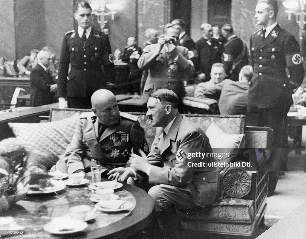 Mussolini München 1937- Mussolini u. Hitler beim Empfang im 'Führerbau' in München
