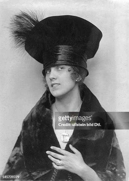 Julyet Goob in einer Pelzjacke mit HutPortrait- um 1917veröffentlicht: Dame 22/1917Foto: Jüptner-Stuhr