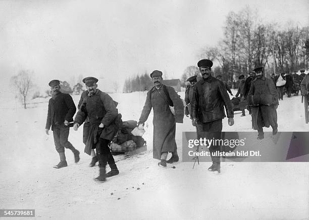 Peace treaty of Brest-Litowsk : Soldiers of the disintegrating russian army on their way back to their home villages : Scene on the road...