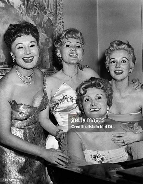 Gabor, Zsa Zsa *-Actress, Hungary / USAfrom left to right: the sisters Magda, Zsa Zsaand Eva Gabor with their mother Jolie in front.- 1956- 1958
