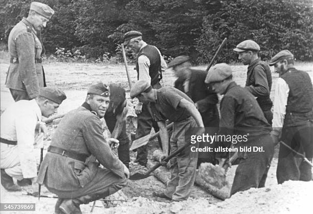 Deutsche Soldaten bewachen Juden beider Zwangsarbeit