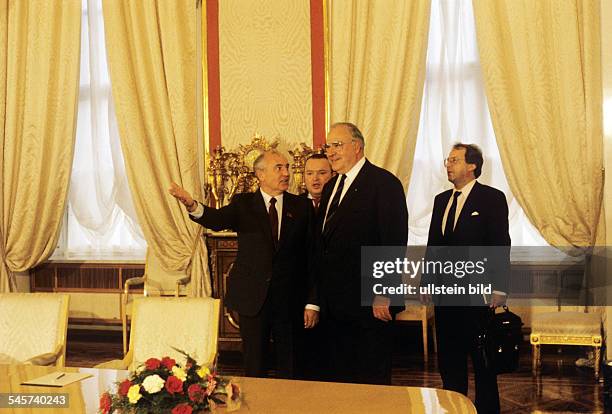 Besuch von Bundeskanzler Helmut Kohl in der UdSSR zu Gesprächen über die Vereinigung beider deutscher Staaten: Kohl mit Staatspräsident Gorbatschow...