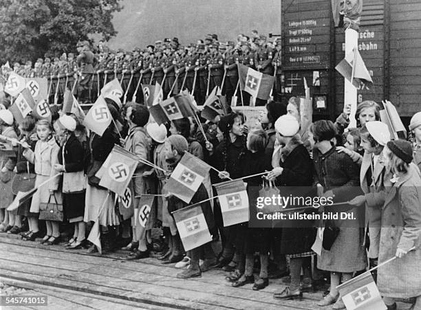 Schuljugend und Angehörige des Reichsarbeitsdienstes auf der Bahnstation des Grenzortes Kiefersfeldenin Erwartung der Ankunft Benito Mussolinis