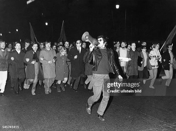 Demonstranten am Abend des Attentats auf Rudi Dutschke auf dem Weg zum Axel-Springer-Verlag: mit Krawatte und Brille Rechtsanwalt Horst Mahler