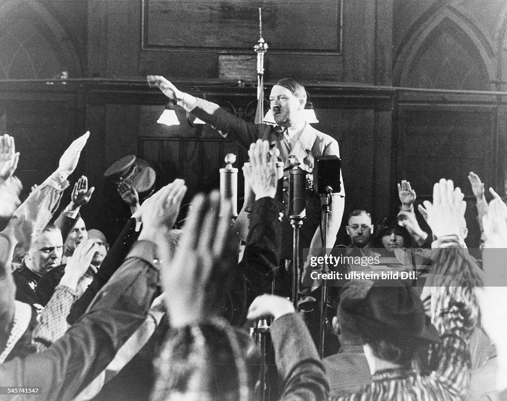 Gruendungsfeiern NSDAP - Hitler gruesst NSDAP-Mitglieder im Hofbraeuhaus