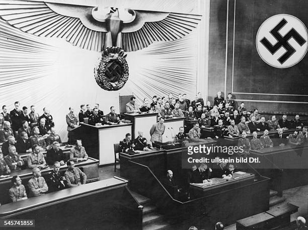 Sitzung in der Kroll-Oper: Adolf Hitler während seiner Ansprache; neben demRednerpult nach rechts: Otto Dietrich,Wilhelm Brückner, nach links:...