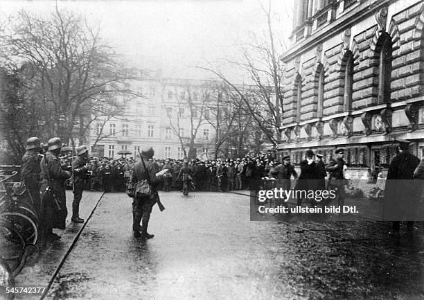 After the occupation of Düsseldorf by the government troops: the arrest of a civilian on the street, who will be transported to the Ständehaus -...