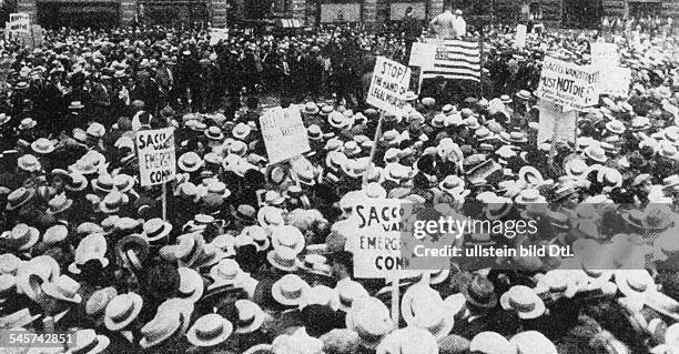 Massenkundgebung in New York gegen dieHinrichtung von Nicola Sacco undBartolomeo Vanzetti, die trotzNichtschuld wegen Raubmord hingerichtetwurden-...