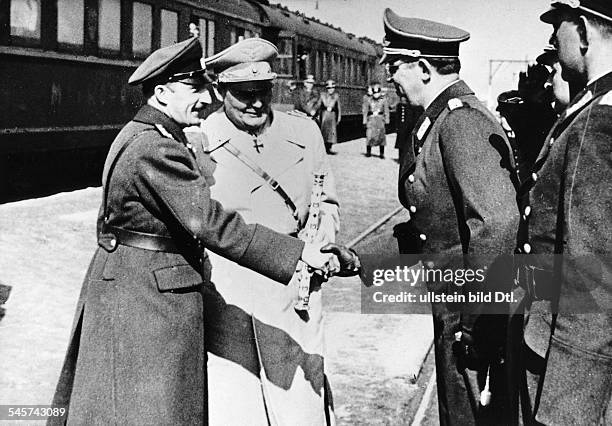 Nach der Ankunft zu einem Besuch inCarinhall in der Schorfheide nordöstlichvon Berlin: Hermann Göring stellt dembulgarischen Monarchen seine...