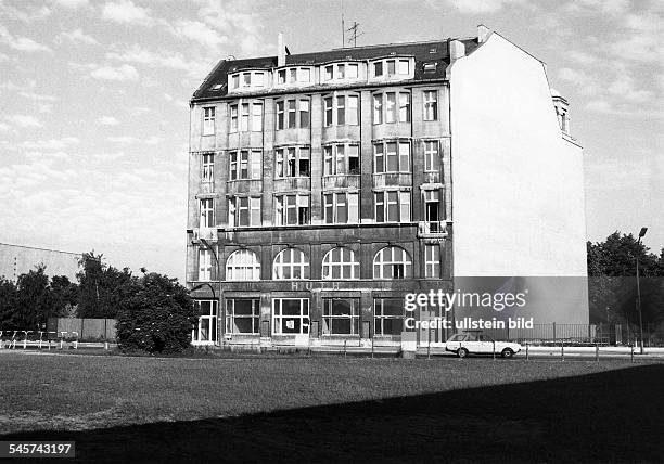 Das ehemalige 'Weinhaus Huth'am Potsdamer Platz- Juni 1988