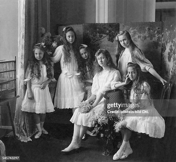 Marie-Adelaide, Grand Duchess of Luxembourg, *14.06.1894-+, with her sisters, date unknown, around 1910, photo by Franz Grainer