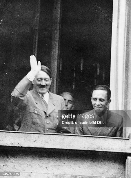 Abstimmung nach der Übernahme derBefugnisse des Reichspräsidentendurch Adolf Hitler: Hitler grüsst voneinem Fenster der neuen Reichskanzlei ausdie...