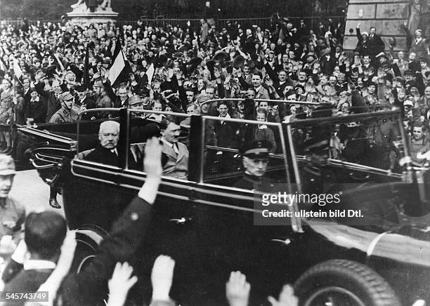 Berlin - Reichspräsident Paul v. Hindenburg in Begleitung von Adolf Hitler auf der Fahrt von der alten Reichskanzlei durch Spaliere jubelnder...