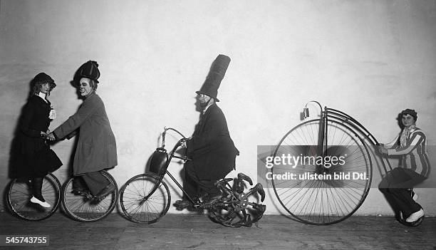 Revues & Variety shows Acrobatic cycling number by the 'Pätzold Company' in the Scala Varietey Theater, Berlin - 1921 - Vintage property of ullstein...