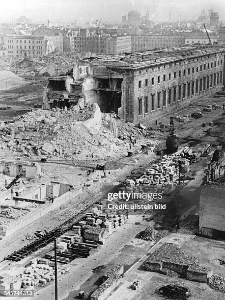 Die Ruine des Baues zur Zeit der Demontage: Blickvom Columbus-Haus am Potsdamer Platz aufden Mitteltrakt mit der Grossen Galerie,davor: die Trümmer...