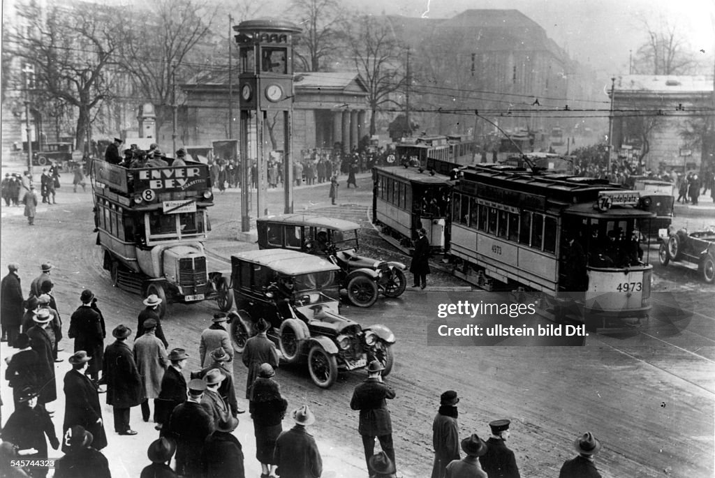 View of the busy Potsdamer Platz towards Leipziger Platz and Leipziger Strasse - around 1925
