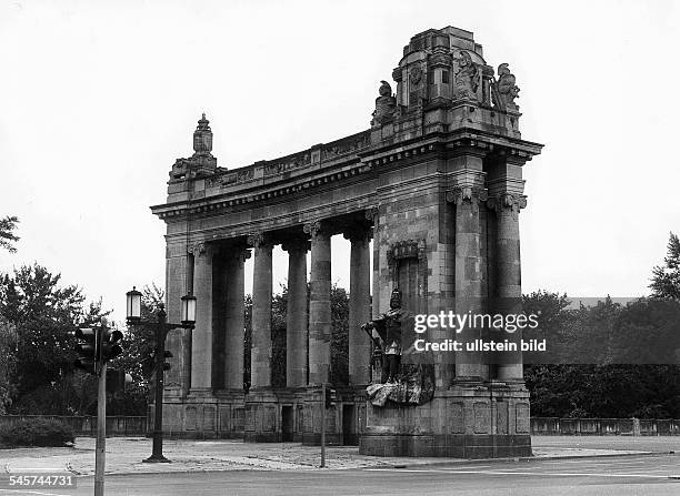 Das Charlottenburger Tor an derStrasse des 17. Juniu.B.z. Den Flügel mit dem Denkmal'Friedrich I.'- 1978