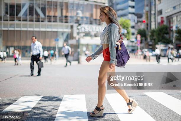 young japanese caucasian woman - スクランブル交差点 ストックフォトと画像