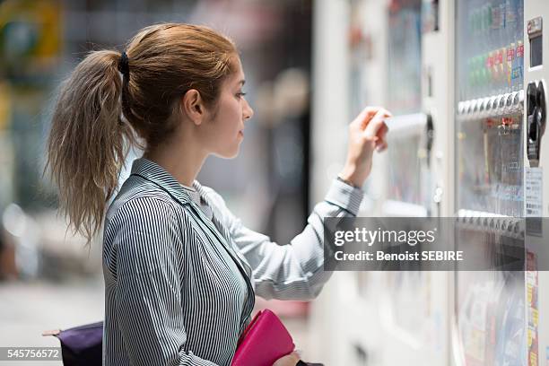 young japanese caucasian woman - vending machine 個照片及圖片檔