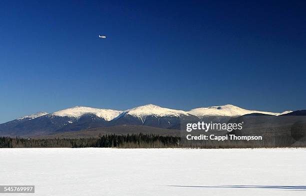 airplane in the mountains - great pond (new hampshire) stock-fotos und bilder