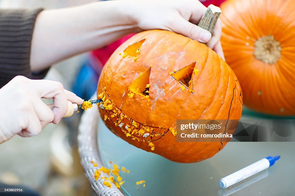 Ahuecar una calabaza de miedo para preparar la linterna de Halloween