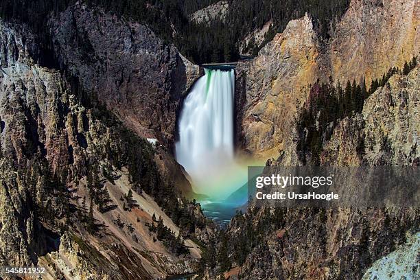 cascada de yellowstone con un arco iris - río-yellowstone fotografías e imágenes de stock