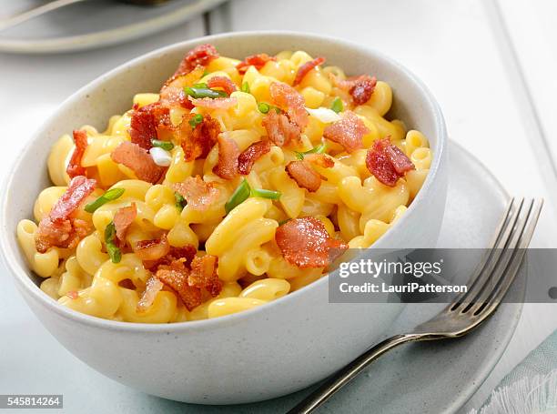 bacon macaroni and cheese - macaroni and cheese stockfoto's en -beelden