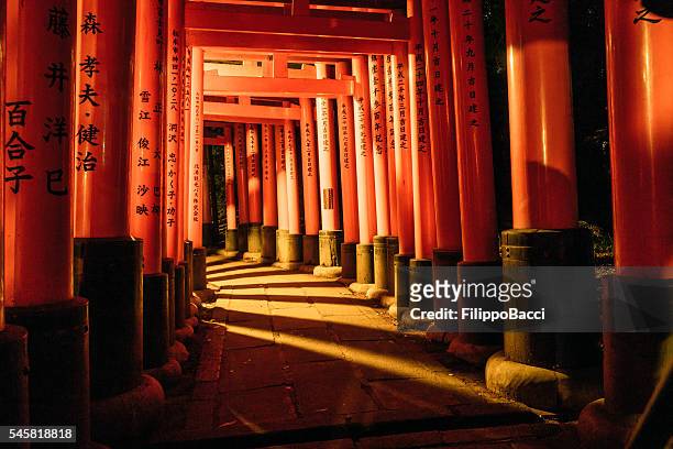 fushimi inari torii tore in kyoto, japan - fushimi inari schrein stock-fotos und bilder