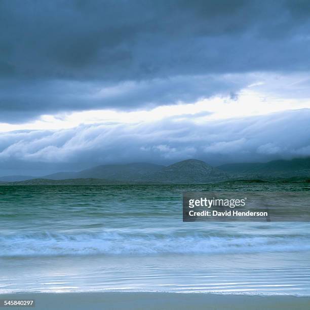 sea under stormy sky - insel harris stock-fotos und bilder