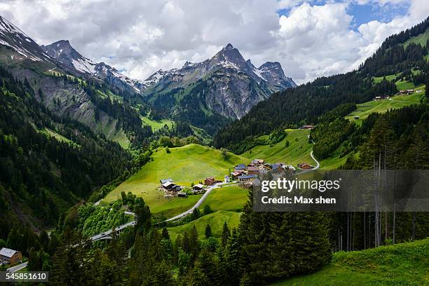 scenic mountain view of the alps in schrocken - oostenrijk stockfoto's en -beelden