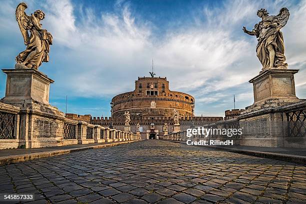 italy, rome, view of castel sant angelo - engelsburg stock-fotos und bilder