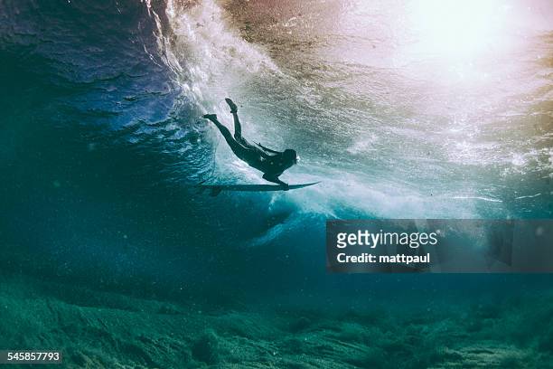 surfer duck diving under a wave, hawaii, america, usa - women's golf stockfoto's en -beelden