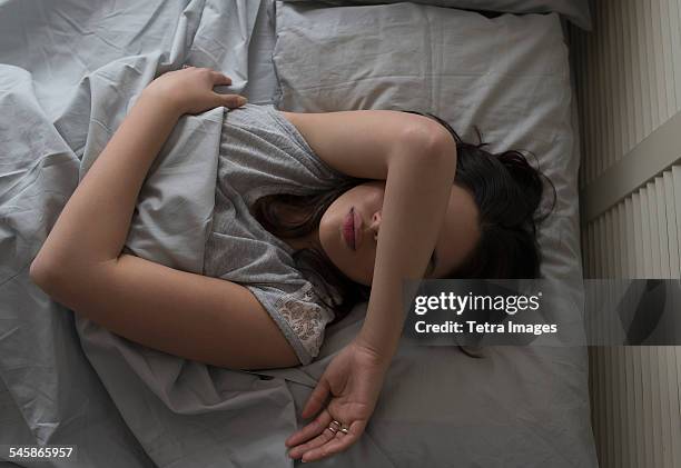 usa, new jersey, elevated view of young woman sleeping in bed - emoção negativa - fotografias e filmes do acervo