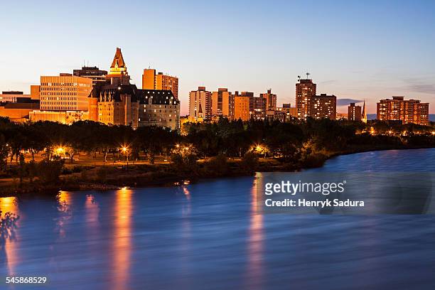 canada, saskatchewan, saskatoon, illuminated cityscape at dusk - saskatchewan stock-fotos und bilder