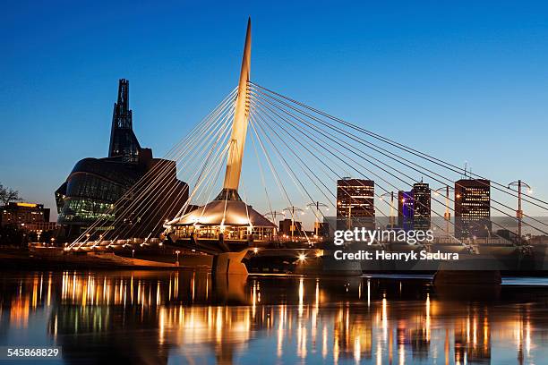 canada, manitoba, winnipeg, canadian museum for human rights and esplanade riel bridge at dusk - winnipeg stock-fotos und bilder