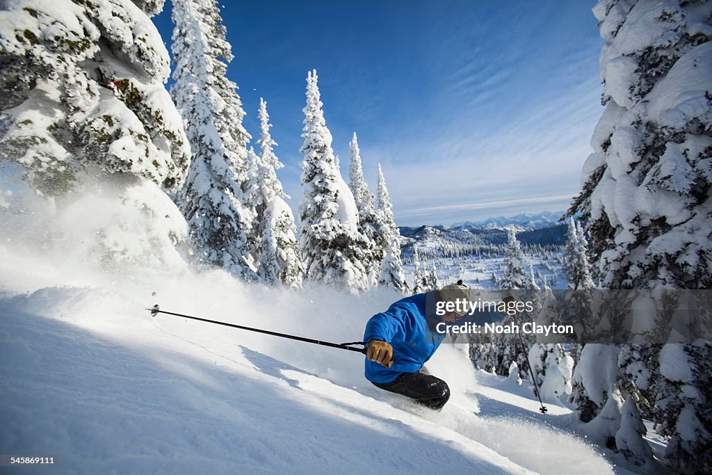 USA, Montana, Whitefish, Man skiing in mountains