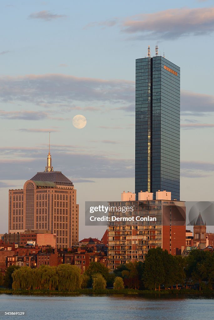 USA, Massachusetts, Boston, Supermoon rising over Boston and Charles river