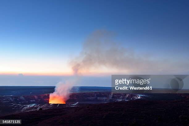 usa, hawaii, big island, volcanoes national park, kilauea caldera with volcanic eruption of halemaumau - eruption stock-fotos und bilder