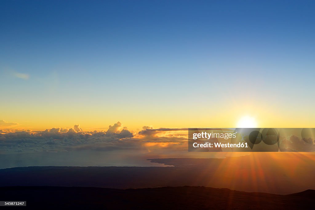 USA, Hawaii, Big Island, Mauna Kea, sunrise over Hilo