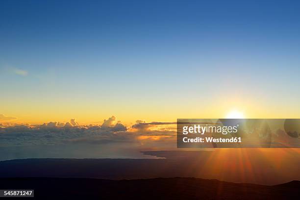 usa, hawaii, big island, mauna kea, sunrise over hilo - morning stock pictures, royalty-free photos & images