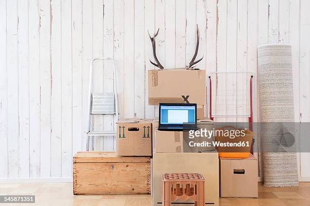 makeshift home office with laptop on cardboard boxes - provisorisch stockfoto's en -beelden