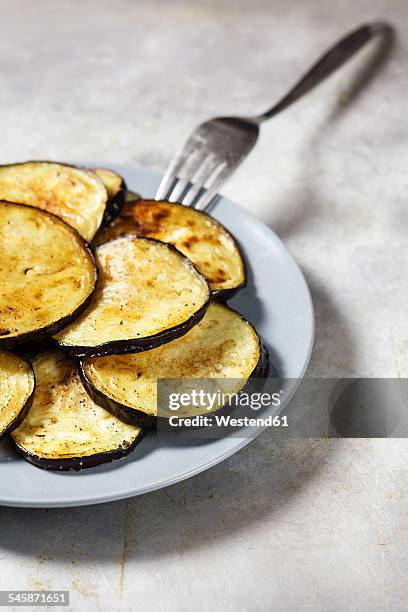 fried aubergine slices - eggplant imagens e fotografias de stock